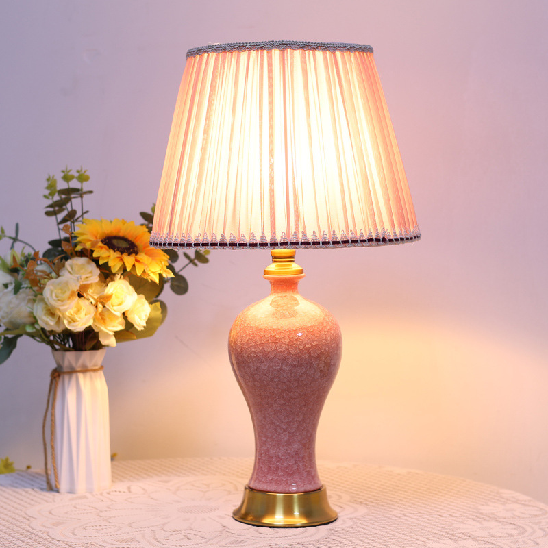 Vase Decor - 景徳鎮製の陶器製花瓶型デスクランプ。中国の高級感あふれる寝室の装飾品として、また結婚式の雰囲気を盛り上げるギフトとしても最適。