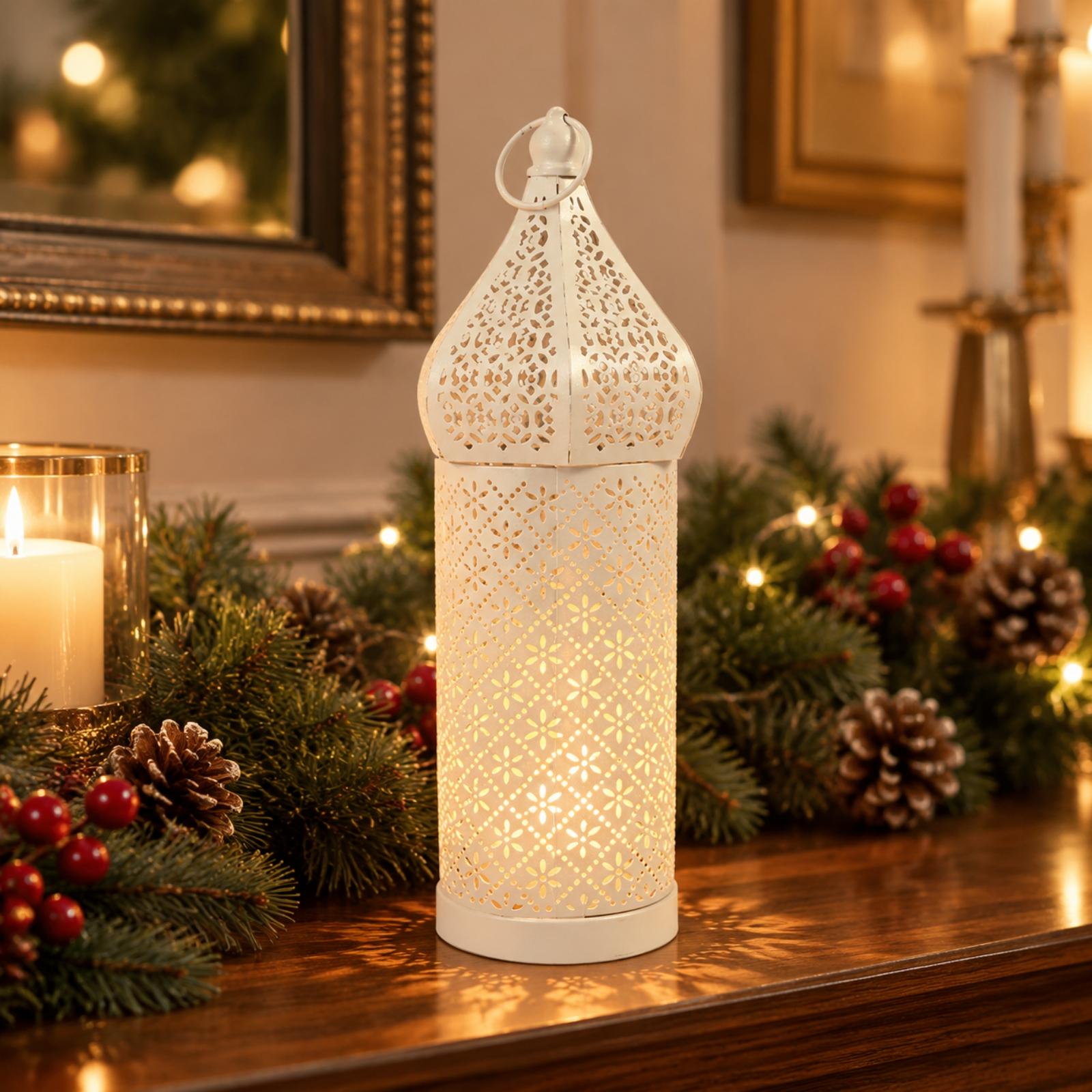 白い鉄製のモロッコ風ランタン。ドーム型の天蓋と取っ手が付いて - Candle Holder Decor のレビューと価格