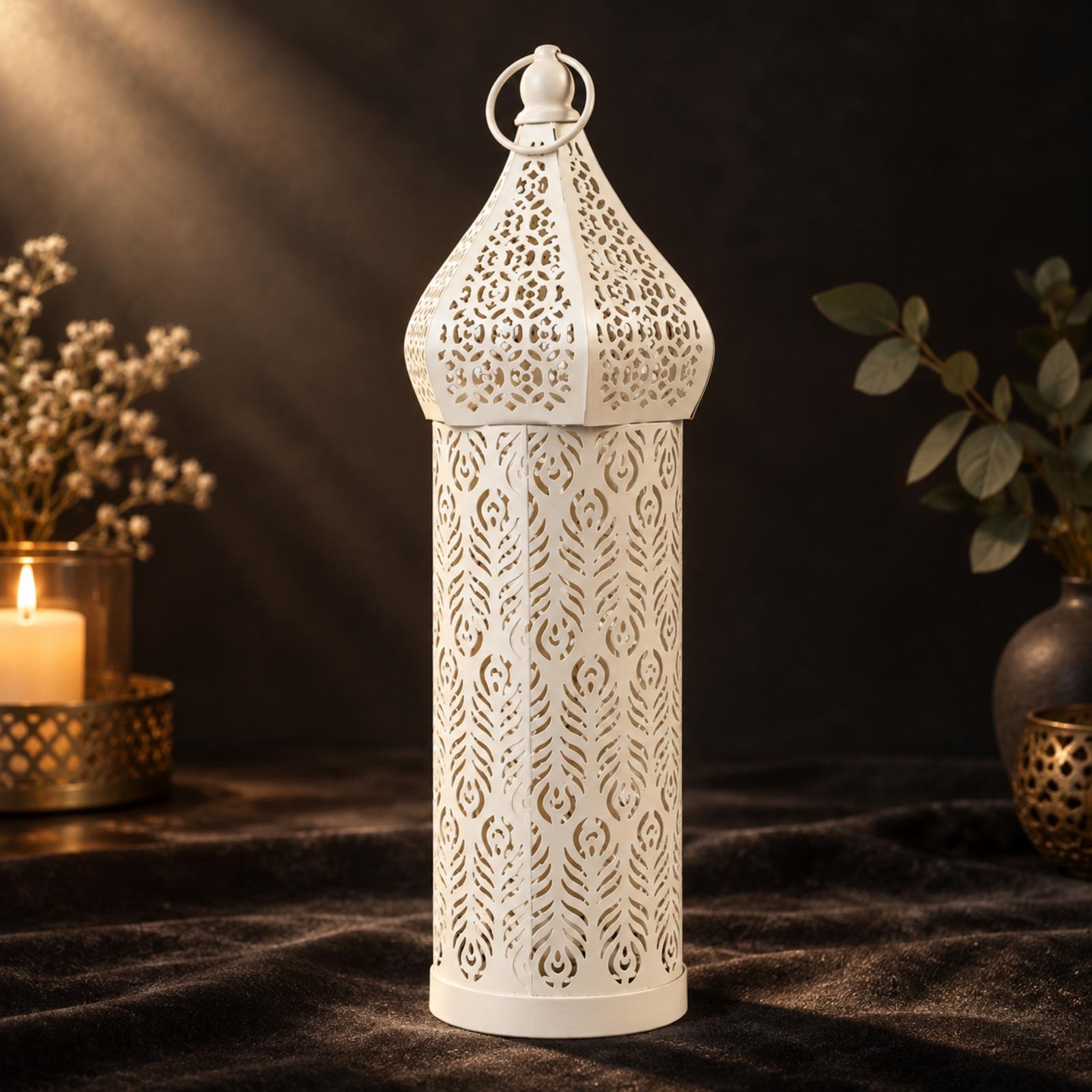 白い鉄製のモロッコ風ランタン。ドーム型の天蓋と取っ手が付いて - Candle Holder Decor のレビューと価格
